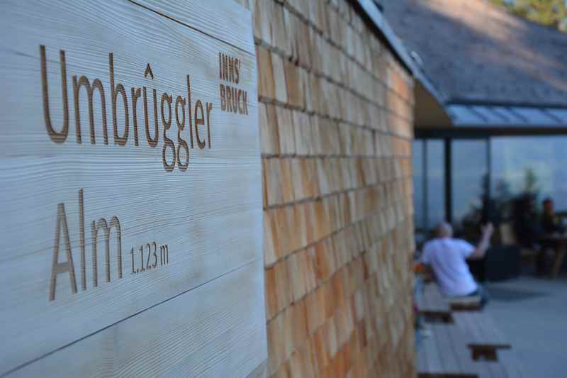 Das ist die moderne Umbrüggler Alm auf der Hungerburg im Karwendel