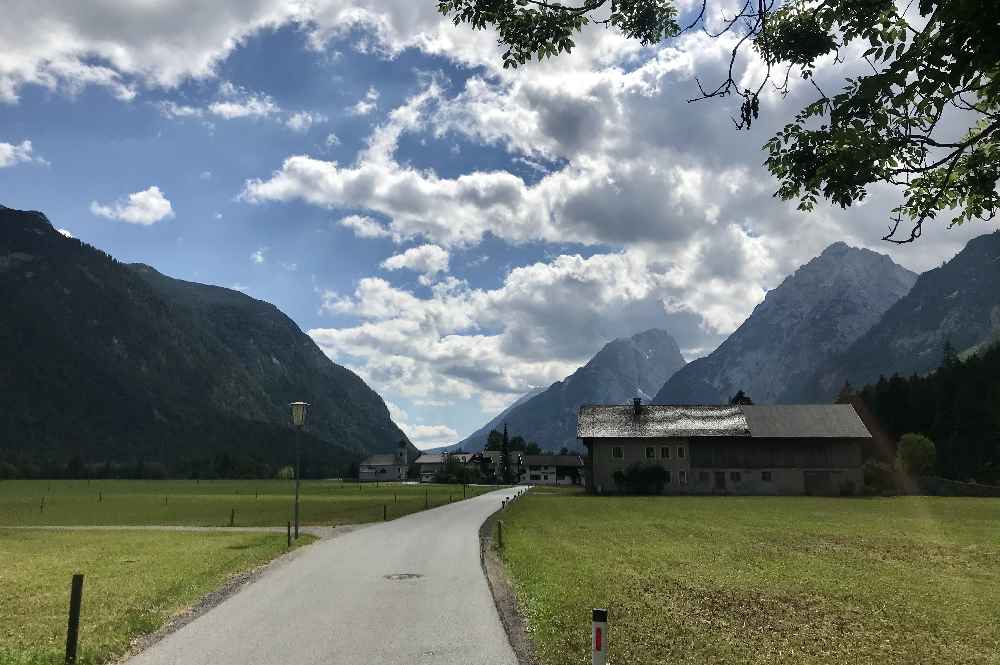 Auf Teer fährst du mit dem E-Bike durch diese schöne Landschaft