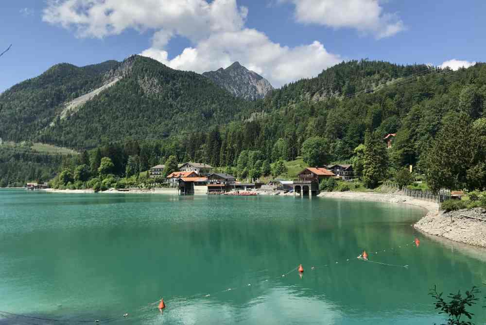 Und das ist Blick auf den Ort Urfeld am Nordufer des Walchensee