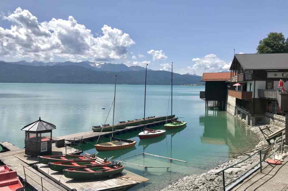 Von Urfeld siehst du die Spitzen des Karwendelgebirge - wenn du mehr davon willst, von Einsiedl am Walchensee sind es 6 Kilometer nach Wallgau