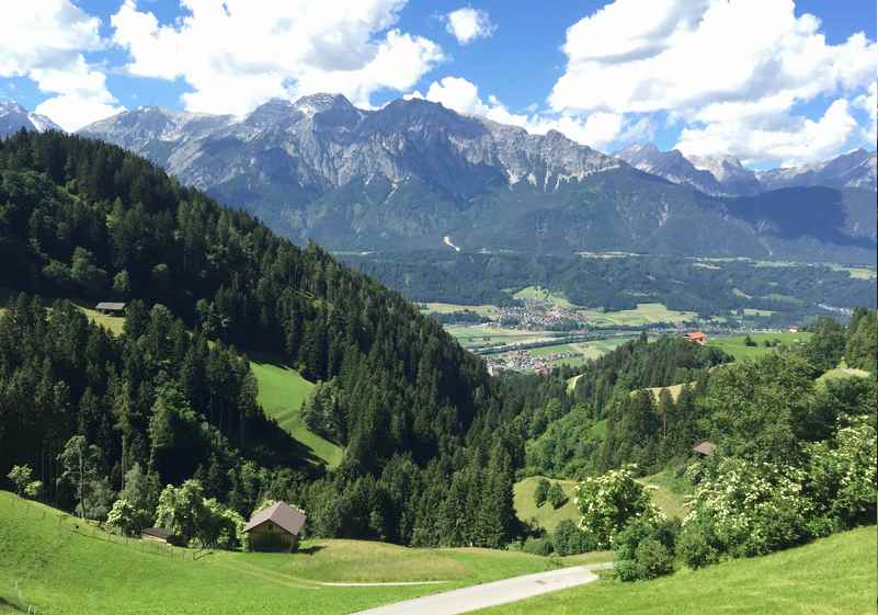 Volderwildbad wandern in den Tuxer Alpen mit Blick auf das Karwendel