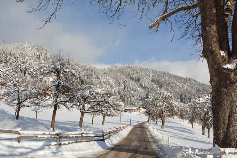 Die Winterwanderung in Vomp verläuft auf breiten Weg, möglich auch zum Winterwandern mit Kinderwagen