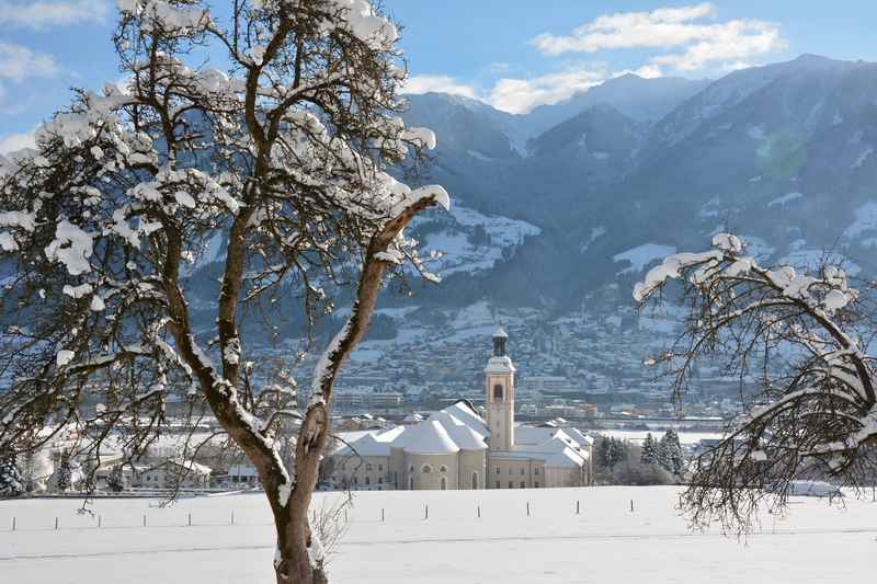 Der Blick von oben auf das Benediktinerkloster mit den Tuxer Alpen und dem Kellerjoch