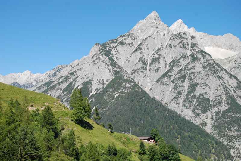 Das Naturdenkmal Vomper Loch vom Wanderweg zur Ganalm und Walderalm gesehen, markante Huderbankspitze im Karwendel