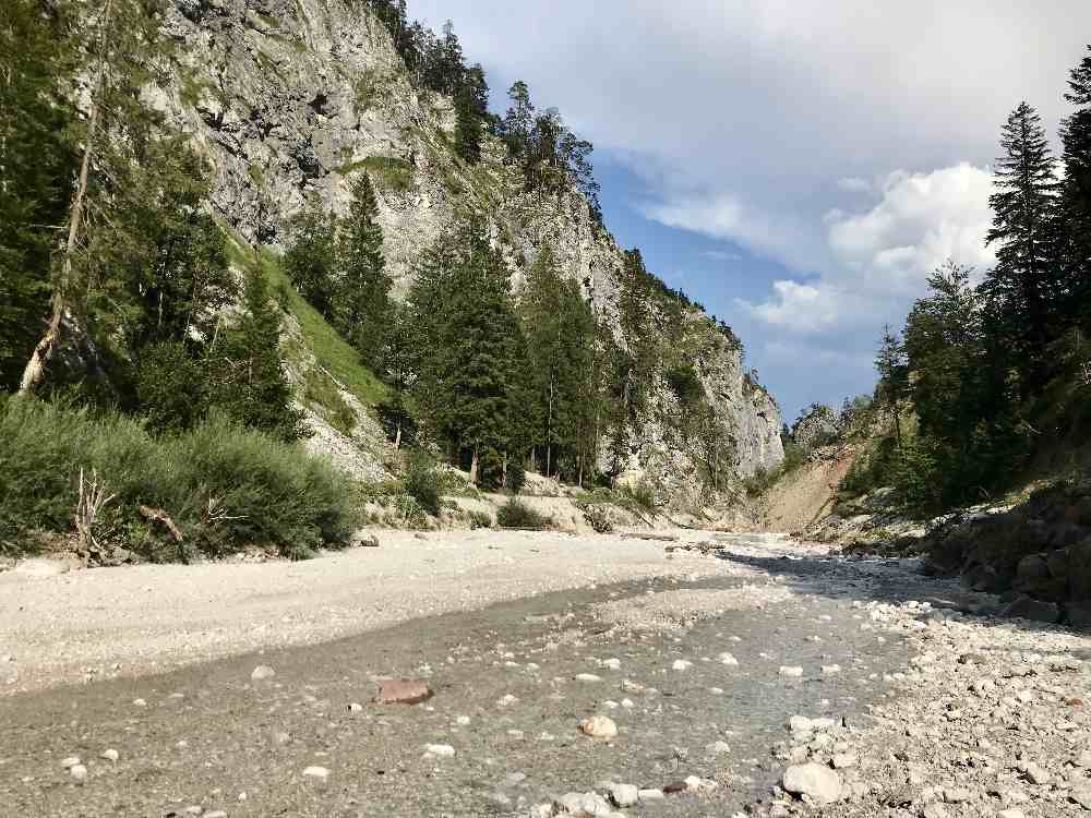 Fast lieblich wirkt das Bachbett im Vomper Loch bei Sonnenschein. Aber Vorsicht: Bei Regen steigt der Wasserspiegel schnell um einige Meter an!