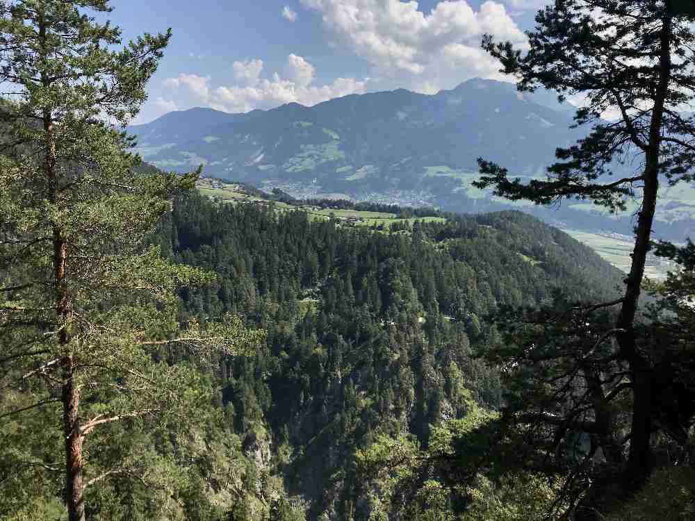 Oberhalb von Umlberg, am Eingang ins Vomper Loch, gibt es neben dem Forstweg diesen Ausblick