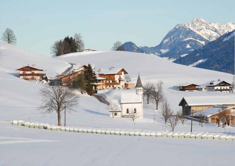 Ruhige Loipe zum Langlaufen in Tirol mit viel Ausblick auf Baurnhöfe und Kapellen