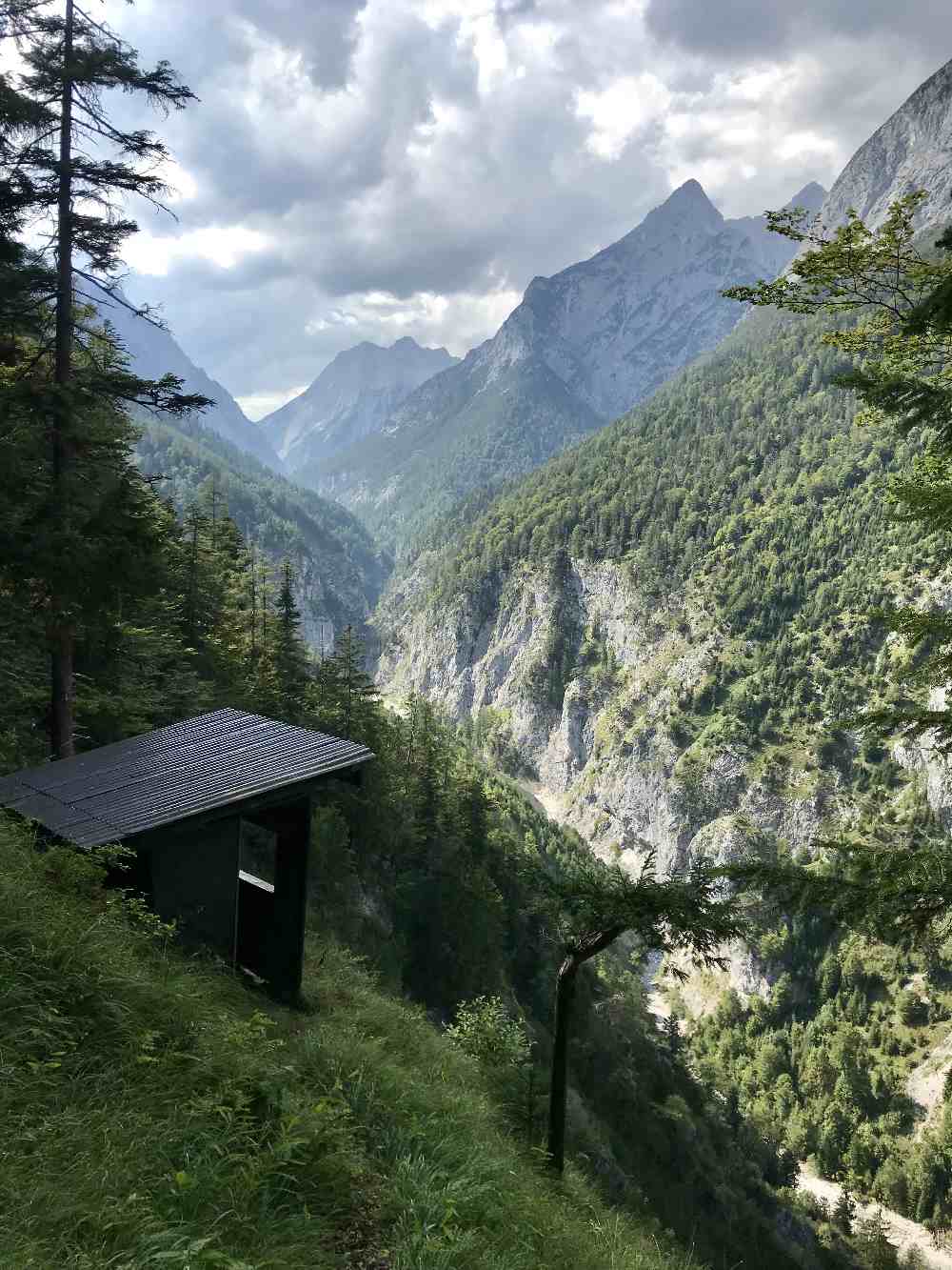 Von der Karwendelrast ins Vomper Loch wandern