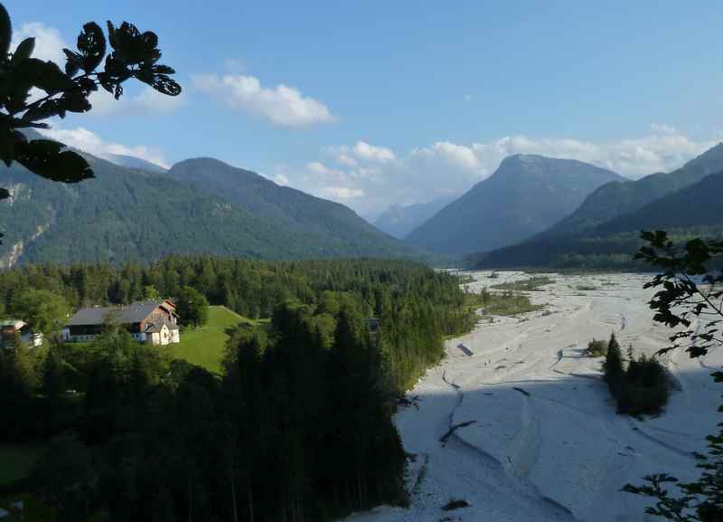 Der kleine Ort Vorderriß im Karwendel, rechts das trockene Rißtal, überragt vom Karwendelgebirge 