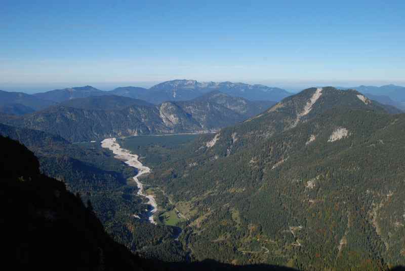 Die Aussicht vom Vorderskopf reicht über das Rißtal in Richtung Vorderriß und auf der anderen Seite in Richtung Ahornboden, rundherum das Karwendel