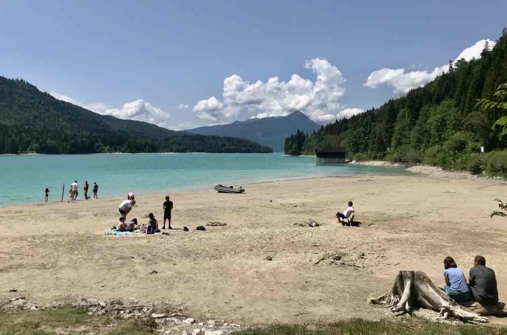 Das ist der weitläufige Sandstrand in Niedernach am Walchensee