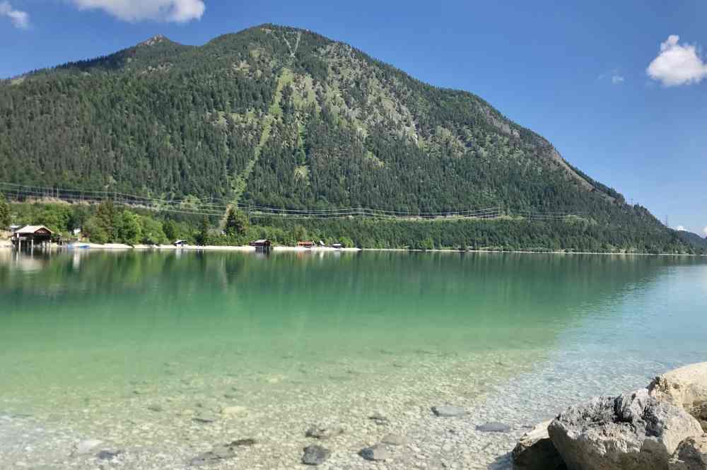 Der Blick über den grünen Walchensee auf den bekannten Herzogstand