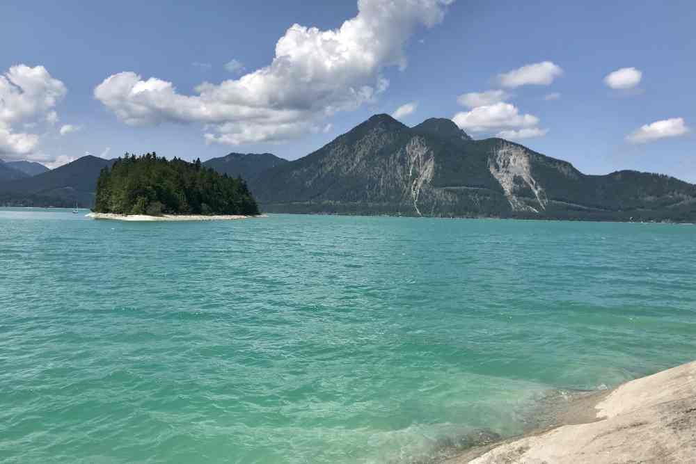 Felsig ist das Ufer bei Sachenbach - und hier siehst du die Insel Sassau