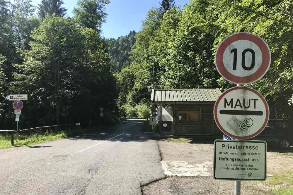 Das ist der Beginn der Mautstrasse in Einsiedl am Walchensee