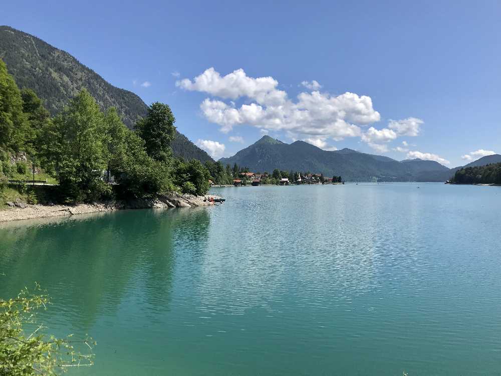 Walchensee Karte: Der Blick auf den Walchensee, dahinter der Ort mit der Kirche