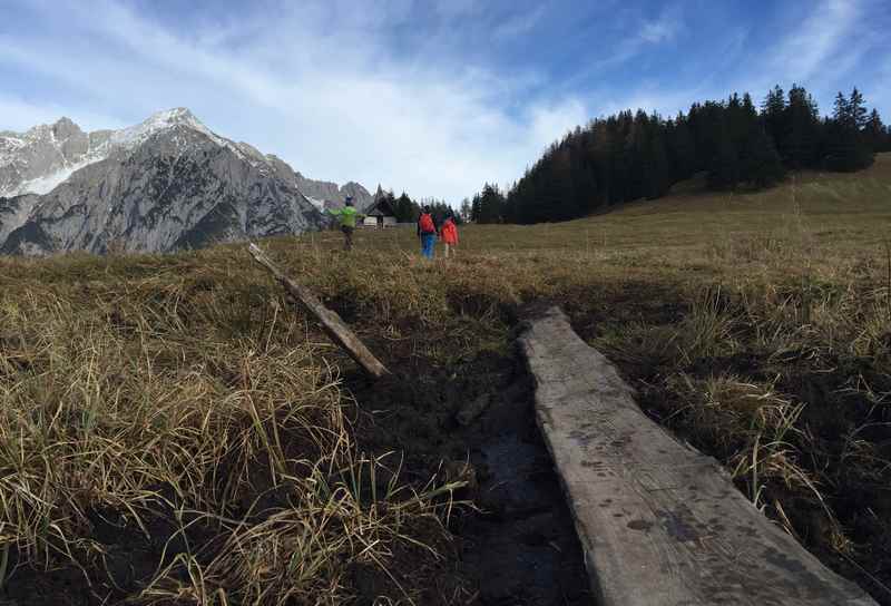 Die letzten Meter der Walderalm Wanderung in Tirol zur Almkapelle