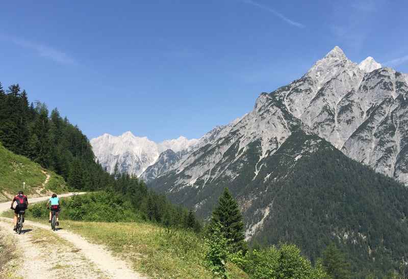 Weiter zur Walderalm mountainbiken im Karwendel