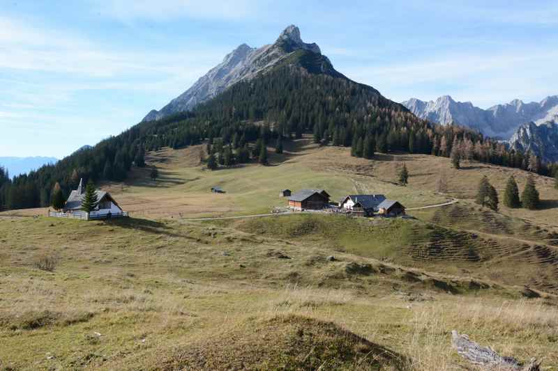 Blick über die Walderalm im Karwendel: Links die Kapelle, die Alm und dahinter der Hundskopf