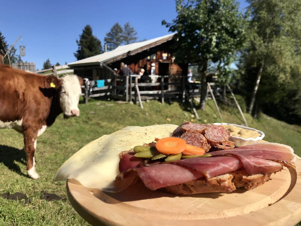 Hüttenöffnungszeiten 2020: Wie früher auf der Alm: Die Bauern der Waldhorbalm verkaufen ihre eigenen Produkte vom Hof