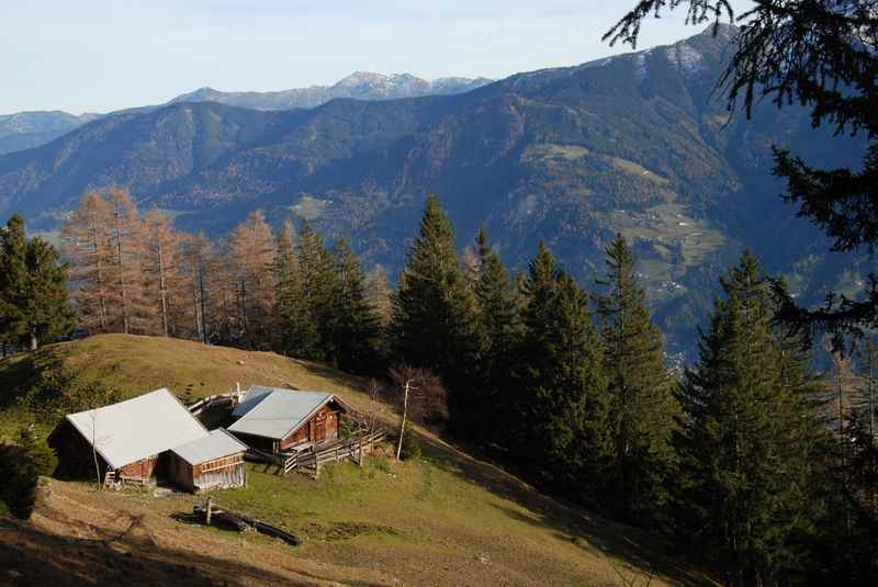 Die Waldhorbalm im Karwendel von oben gesehen, hinten die Tuxer Alpen