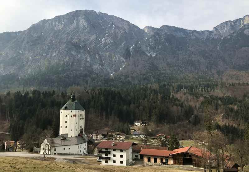 Die Wallfahrtskirche ist in einer ehemaligen Burg untergebracht, sie wird auch als Schloss bezeichnet