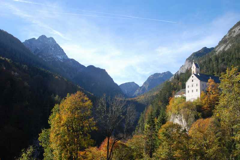 Der bekannte Wallfahrtsort in Tirol, hinten das Stallental mit dem Karwendel