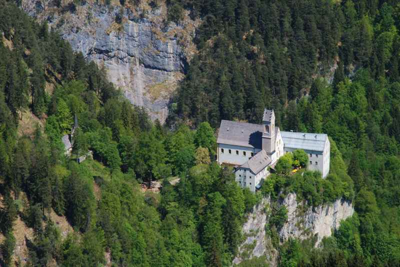 Zum ältesten Wallfahrtsort in Tirol wandern: St. Georgenberg im Karwendel