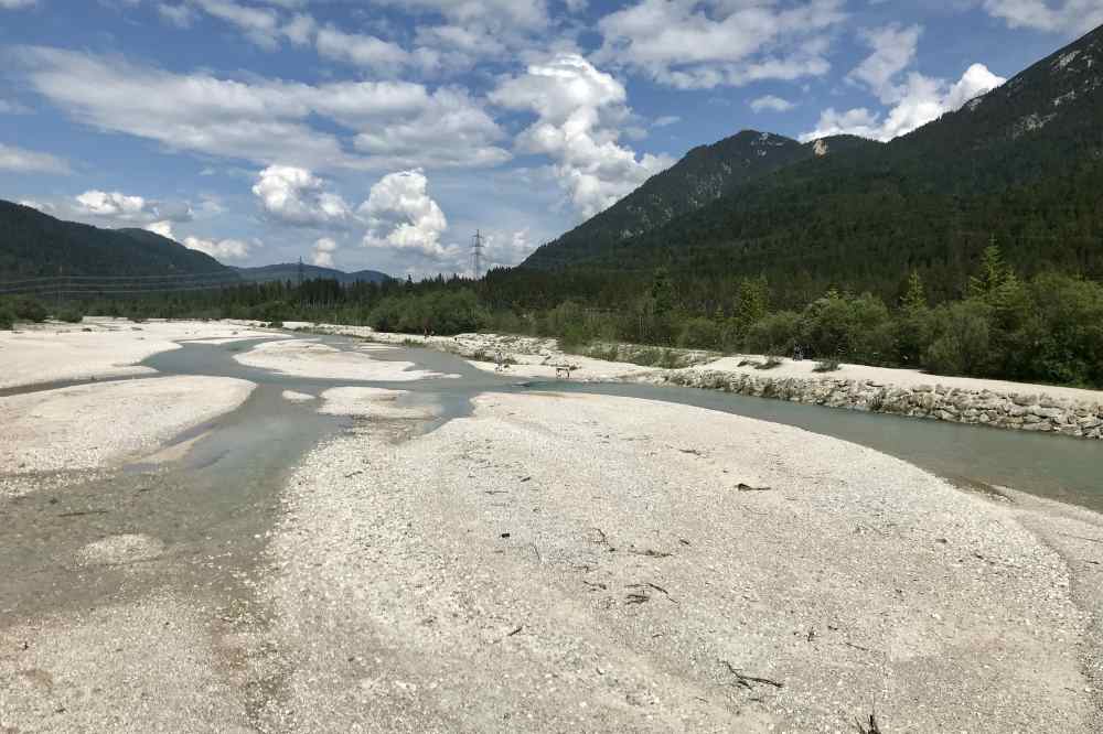 Das ist das breite Kiesbett der Isar beim Isarsteg in Wallgau, mit Blick in Richtung Vorderriß