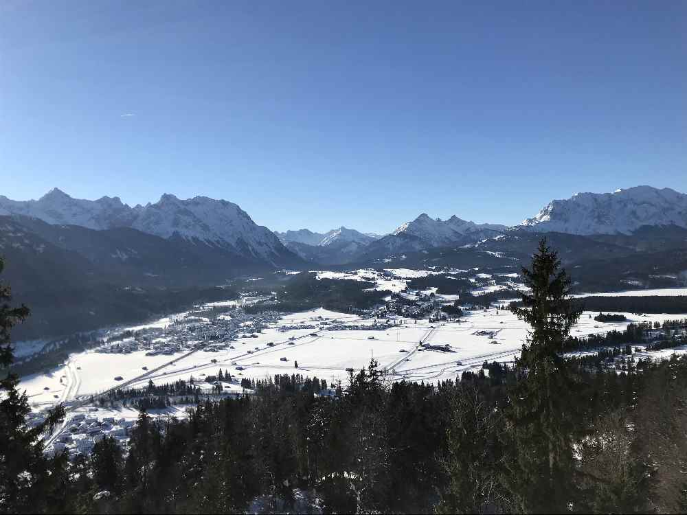 Wallgau winterwandern - und diesen Ausblick auf die Berge genießen!