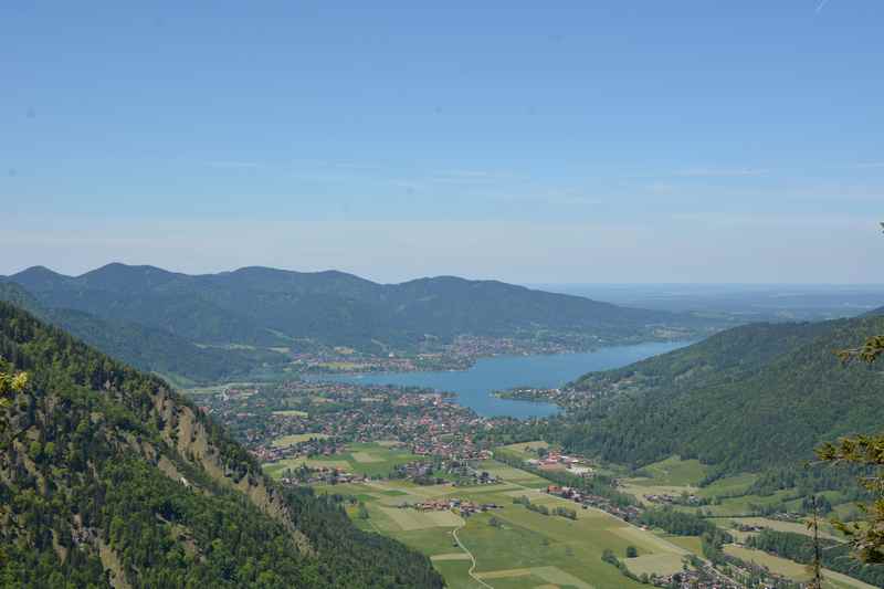 Der Blick von oben auf den Tegernsee in Bayern