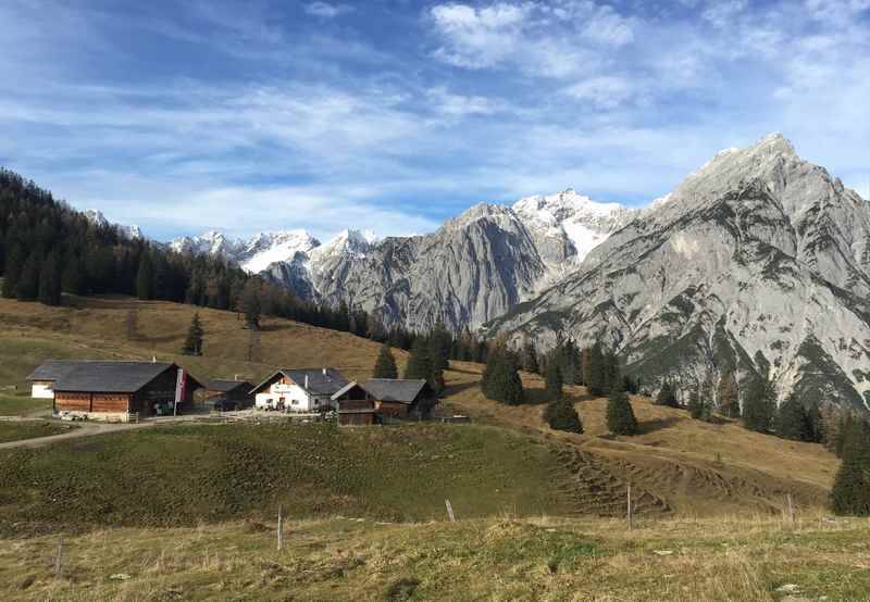 Das ist die schöne Walderalm - die weitläufige Almwiese wirkt besonders mit den Flanken des Karwendelgebirge