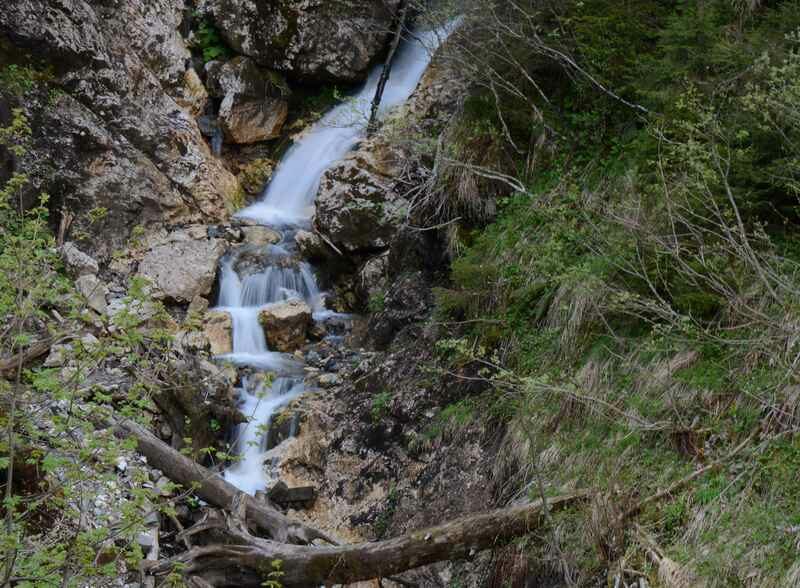  Von Stufe zu Stufe: Der Wasserfall in der Schlucht in Tirol 