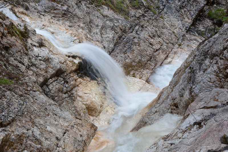 Gallzein: Ein beeindruckender Wasserfall in der Klamm