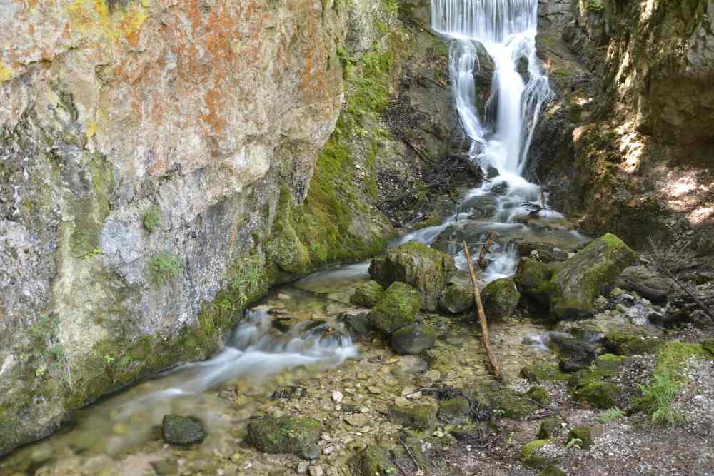 Durch das Laintal geht die Wanderung an diesem Wasserfall vorbei, in Richtung Lautersee