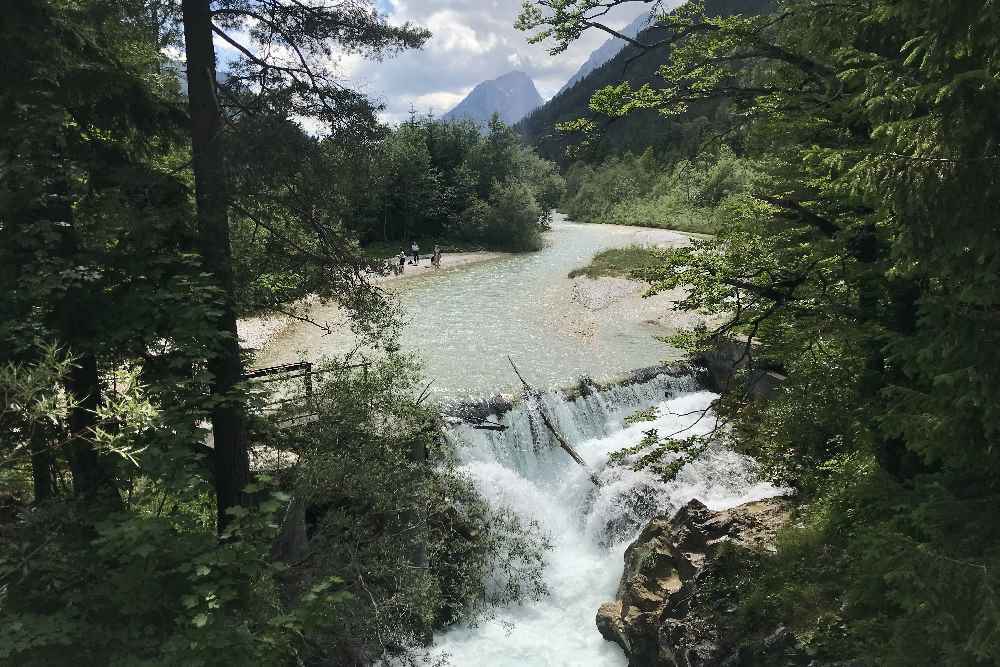  Die Leutascher Ache mit dem Wasserfall kurz vor der Leutaschklamm 