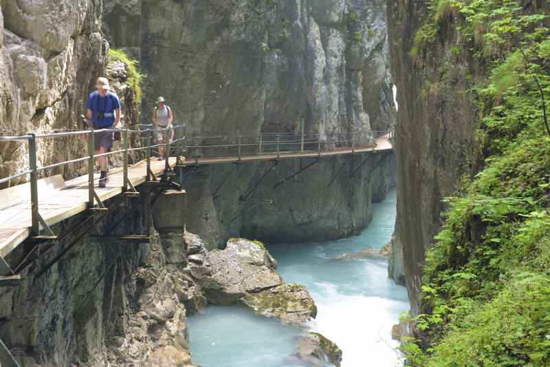 So nahe kommt man auf dem alten Steig in der Leutaschklamm dem Wasser nahe - das beeindruck mich ganz besonders.