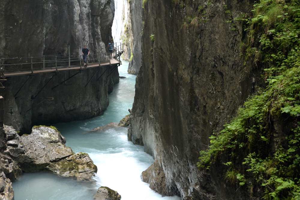 Schmaler Steig, meterhohe senkrechte Felswände: Der Wasserfallsteig in der Leutaschklamm