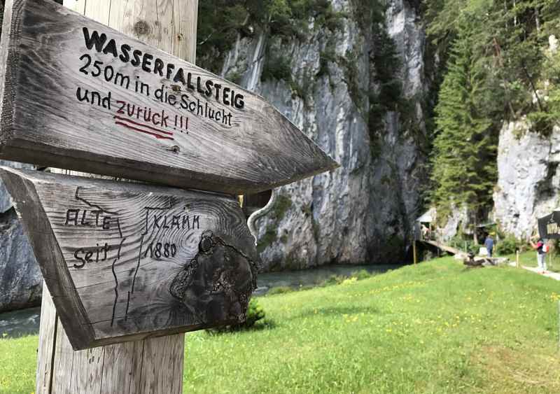 Der Zugang von Mittenwald zur Leutaschklamm mit dem Wasserfall der Leutascher Ache