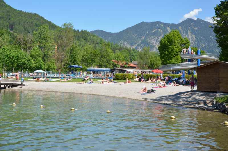 Die Wasserrutsche am Tegernsee gehört zum See- und Warmbad 