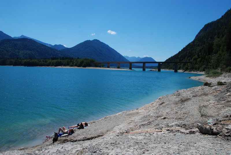 Wie hoch ist die Wassertemperatur am Sylvensteinsee zum Baden im Karwendel?