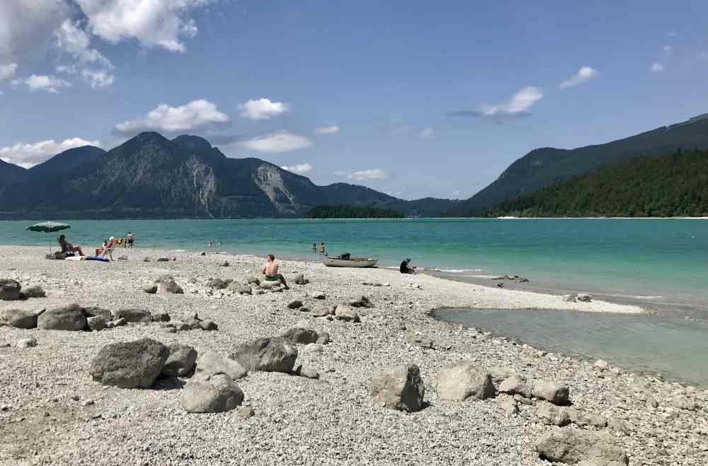 Die vielen Badestellen sind ideal, schöner Kiesstrand zum Baden in Bayern