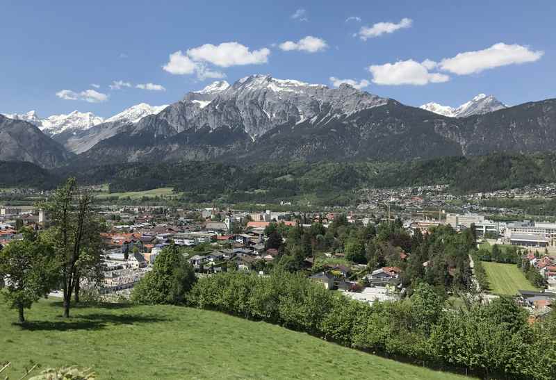 In Wattens mountainbiken mit der Aussicht auf das Karwendel