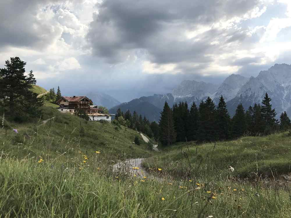 Das ist der Blick von gegenüber der Mittenwald Webcam - am Kranzberg