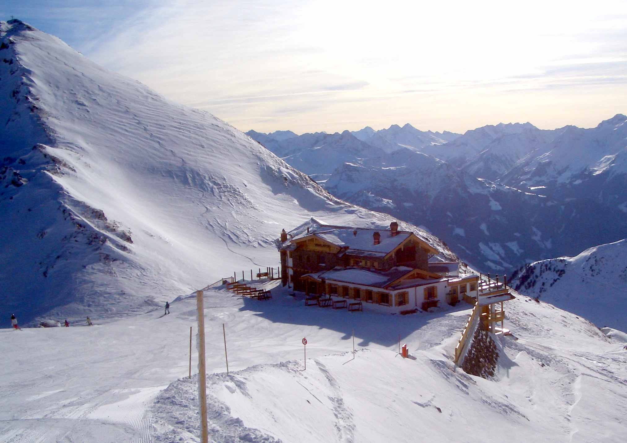 Die Wedelhütte im Skigebiet Hochzillertal in Tirol, direkt von Hütte auf die Skipiste im Zillertal