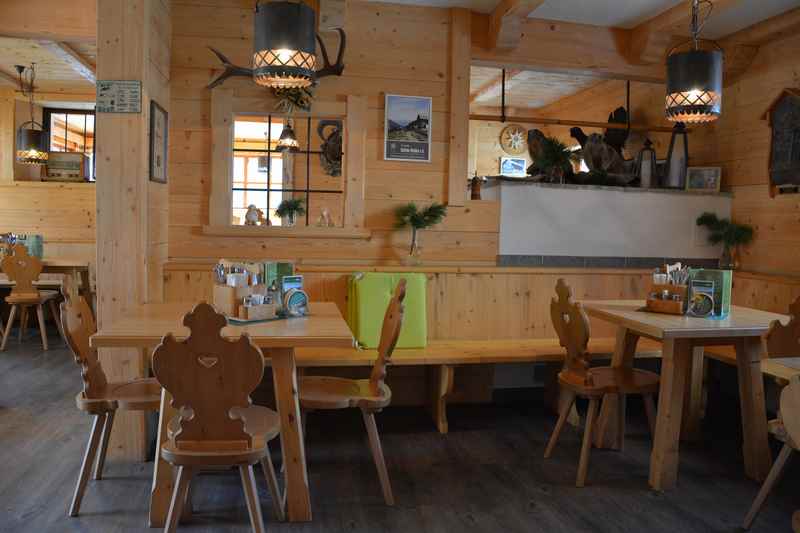 Die gemütliche Stube in der Weidener Hütte, hier findet der Hüttenabend statt