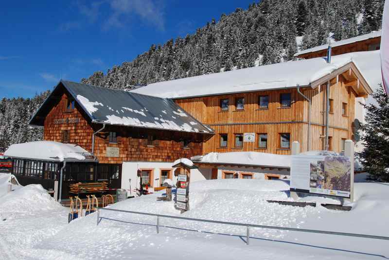 Das Ziel der Schneeschuhwanderung: Die Weidener Hütte oberhalb von Weerberg