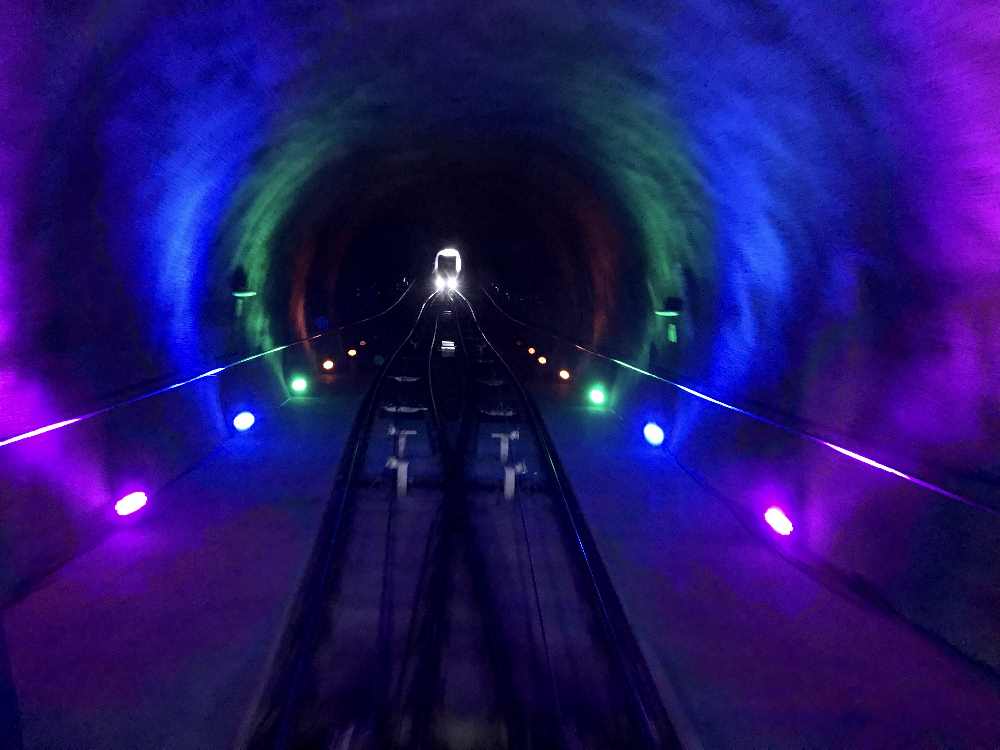 Im Weiherburgtunnel fahren die beiden Bahnen aneinander vorbei, mit Lichtshow