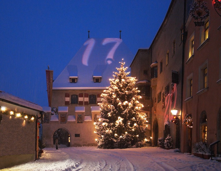 Der schön beleuchtete Christbaum auf dem Weihnachtsmarkt in Hall in Tirol, Bild: Hall Wattens Tourismus