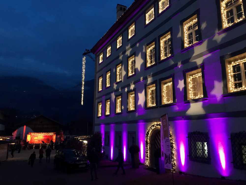 Der Weihnachtsmarkt im Zillertal: Weihnachtlich ist das Schloss in Fügen angeleuchtet