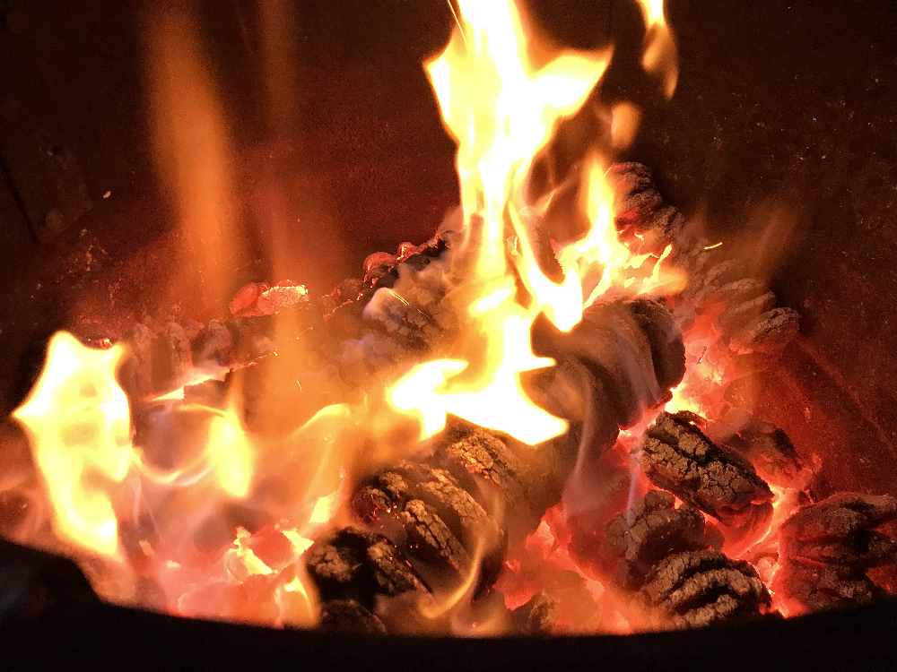 Den Weihnachtsmarkt in Schwaz oder in einer der Gemeinden rund um Schwaz besuchen und am Feuer aufwärmen